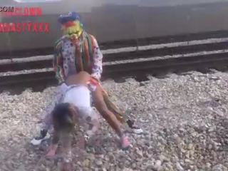 Klaun fucks teenager na vlak tracks