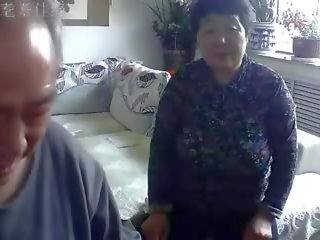 Čánske starý pár v the living izba obscénne žiť sex