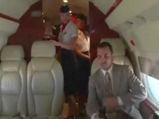 Şehvetli stewardesses emmek onların clients zor johnson üzerinde the uçak