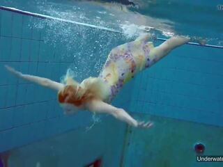 Sexigaste brunett tonårs milana voda simning i slå samman: porr 20 | xhamster