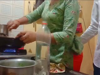 Indisch heet vrouw gekregen geneukt terwijl cooking in keuken | xhamster
