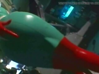 Добре відомий японська медсестра milks укол в червоний латекс рукавички
