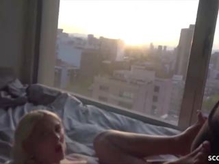 Anal puño y joder para alemana adolescente en hotel ventana
