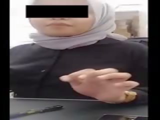 Hijab fata cu mare tate incalzeste lui tip la lucru de camera web