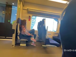 A svešinieks meitene jerked no un iesūc mans dzimumloceklis uz a vilciens par publisks | xhamster