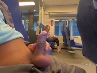 En främling flicka jerked av och sugs min kuk i en tåg på offentlig | xhamster