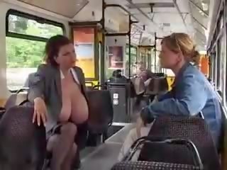 Величезний великий цицьки lassie доїння в в публічний tram