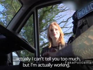 Falošný policajt ofina blondýna v jeho van v verejnosť