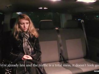 Körd i traffic - charmig tjeckiska blondie lugg i den baksäte av den bil