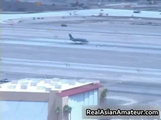 Азіатська stunner відстій bigcock в a airport
