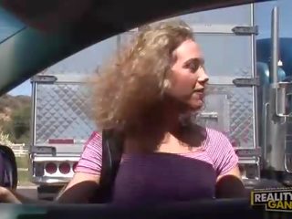 Amatieri blondīne lesbiete pāris izģērbtas un bumbulīši masāža uz the automašīna